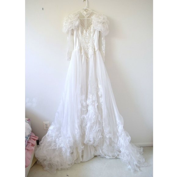 Beautiful Vintage Lace Long-Sleeve Wedding Gown - Picture 2 of 9